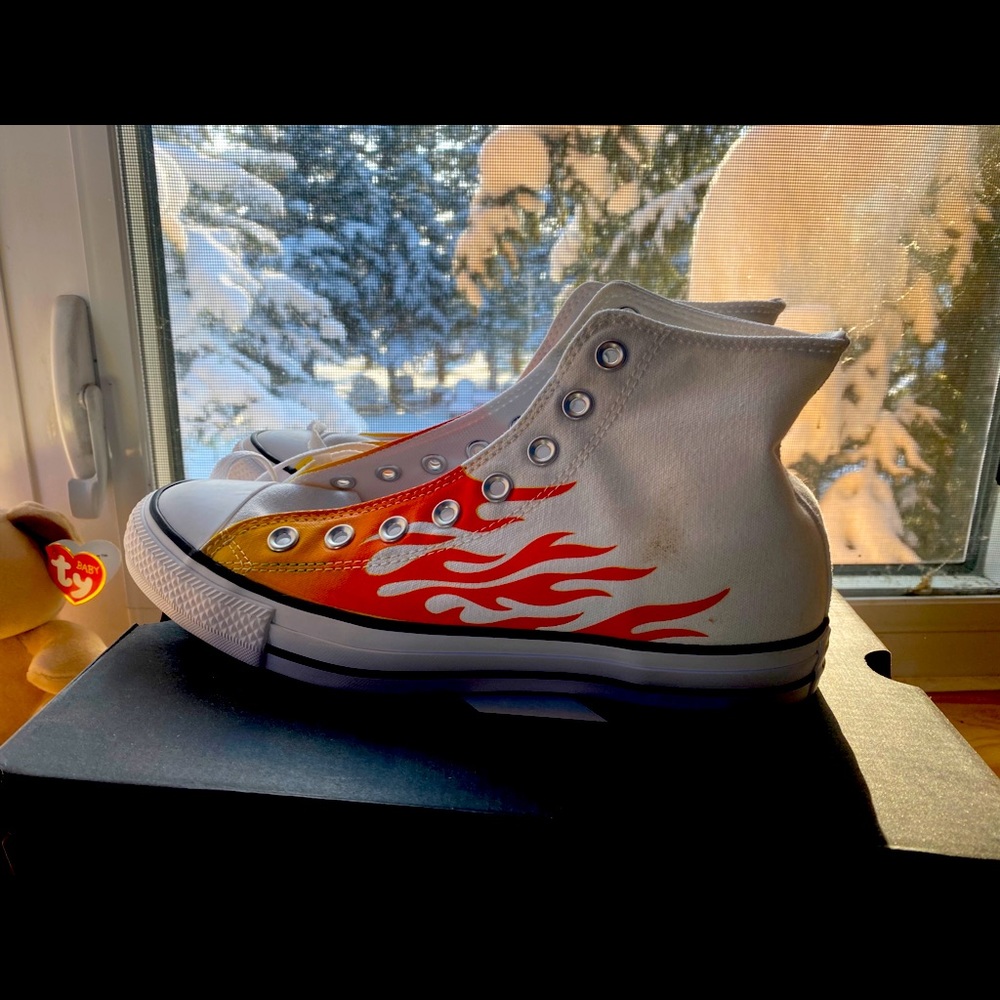 Converse Unisex Flame White-Men’s 7/Women’s 9